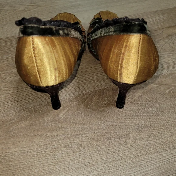 Gold satiny fabric pump - Picture 4 of 7